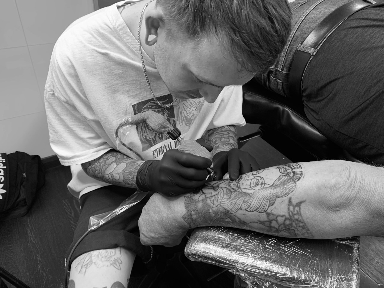 Tattoo Artist Sidney tattoing at the Underground Tattoo and piercing studio in Watford